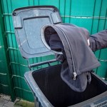 Tekstylia do wyrzucenia, a do PSZOK-u daleko? To miasto wprowadza ułatwienie