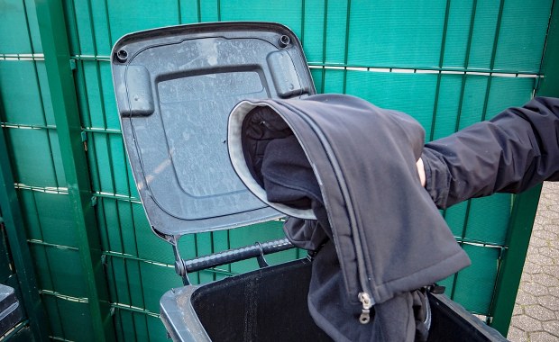 Tekstylia do wyrzucenia, a do PSZOK-u daleko? To miasto wprowadza ułatwienie