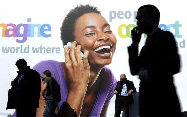 Telefon 2012 roku to na pewno smartfon ze stałym dostępem do internetu - bez niego, ani rusz /AFP