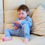 Telefon do ręki dziecka. Ci rodzice dają go częściej