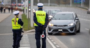 Telefon do wpływowego policjanta i zapominamy o mandacie? Prokuratura oskarża