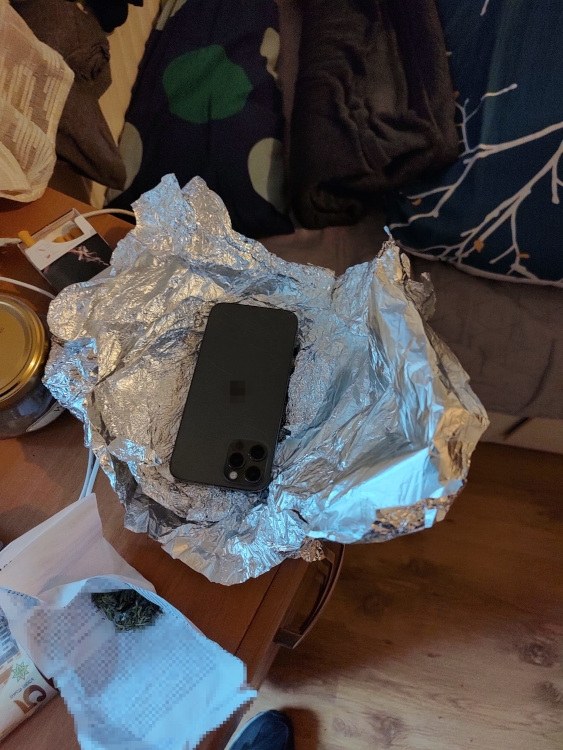 Telefon i marihuana znalezione w mieszkaniu w Ursusie /Policja Warszawa /Policja
