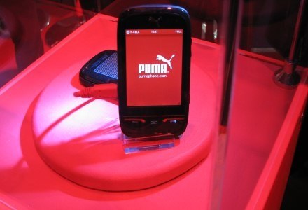 Telefon komórkowy marki Puma w Barcelonie /INTERIA.PL
