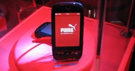 Telefon komórkowy marki Puma w Barcelonie /INTERIA.PL