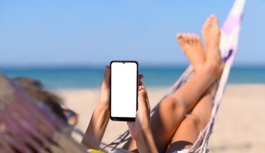Telefon na plaży i w pełnym słońcu. Jak go zabezpieczyć?