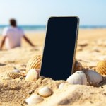 Telefon na plaży łatwo uszkodzić. W Biedronce znalazłam praktyczne gadżety od 12,99 zł