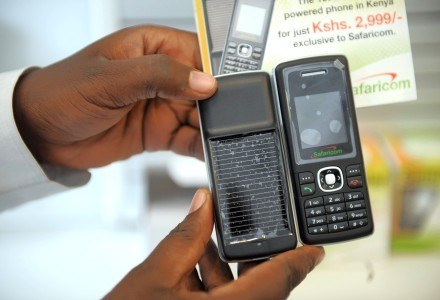Telefon solarny firmy Safaricom /AFP