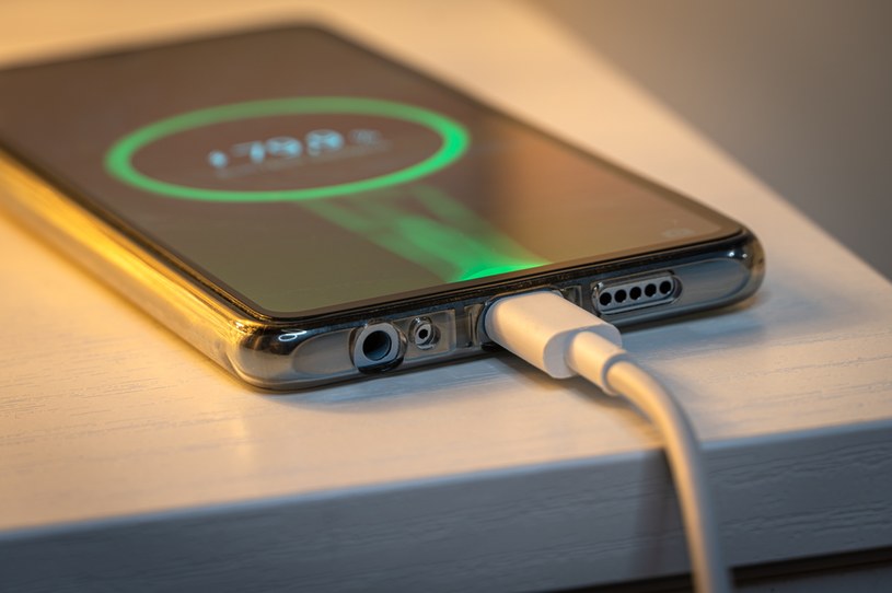Telefon szybko umiera? 6 sposobów, żeby zaoszczędzić padającą baterię
