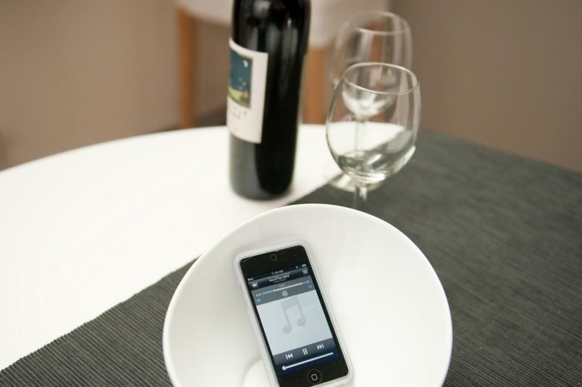 telefon w misce /© Photogenica