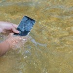 zalanie Telefon wpadł do wody. Czy zalany smartfon da się naprawić?
