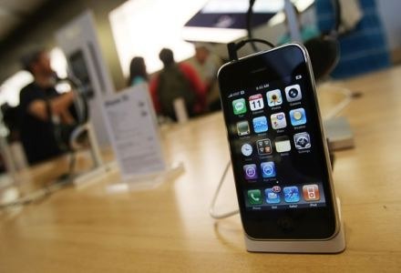 Telefony iPhone stały się zakładnikami /AFP