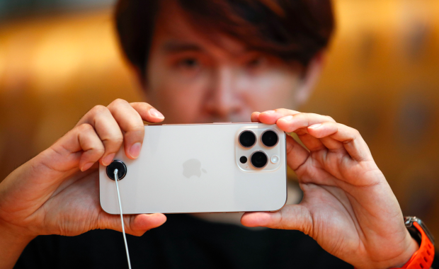 Telefony iPhone w centrum sporu. Co będzie z ich produkcją?