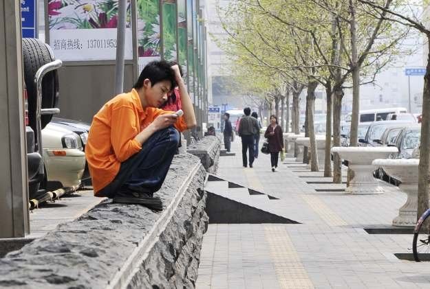 Telefony komórkowe odbierają Chińczykom umiejętność odręcznego pisania /AFP