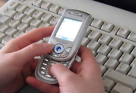 Telefony komórkowe są wśród Polaków popularniejsz niż internet | Marja Flick Buijs /stock.xchng