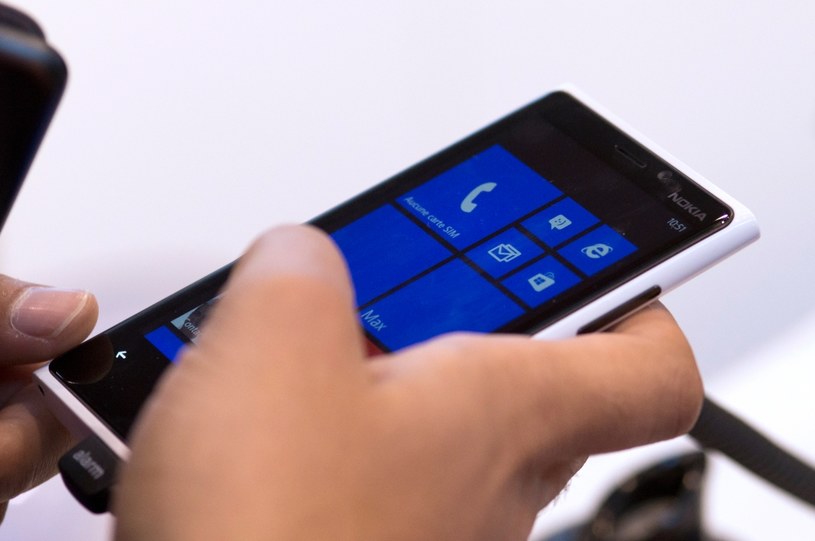 Telefony z Windows Phone cieszą się większą popularnością w biedniejszych krajach /AFP