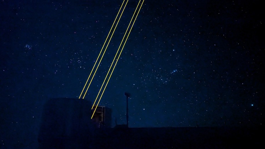 Teleskop Główny UT4 (Yepun) przy indywidualnej pracy z wykorzystaniem swoich czterech laserów. Po lewej widać Plejady, po prawej Gwiazdozbiór Oriona. Na dole w środku Betelgeza, po prawej Syriusz /Fot. Grzegorz Jasiński /RMF FM