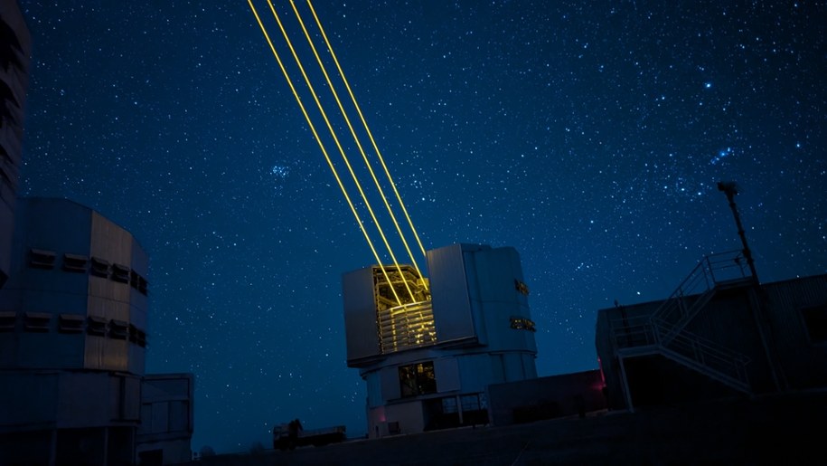 Teleskop Główny VLT z uruchomionymi laserami systemu optyki adaptacyjnej. Po lewej Plejady, po prawej Gwiazdozbiór Oriona /Fot. Grzegorz Jasiński /RMF FM