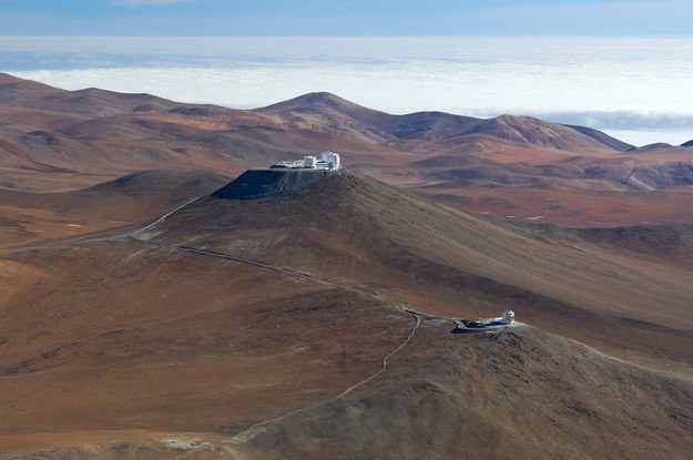 Teleskop VLT (Very Large Telescope) w Obserwatorium Paranal ESO w Chile (w głębi). Na pierwszym planie teleskop VISTA (Visible and Infrared Survey Telescope for Astronomy). /ESO /Materiały prasowe