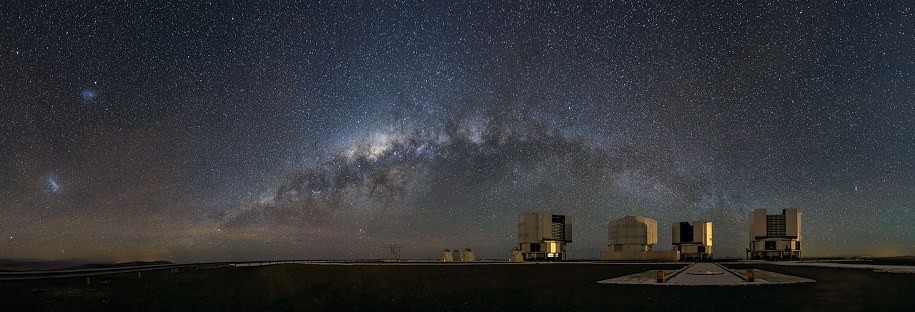 Teleskopy systemu VLT w obserwatorium ESO Paranal w Chile na tle Drogi Mlecznej /Fot. John Colosimo (colosimophotography.com)/ESO /Materiały prasowe