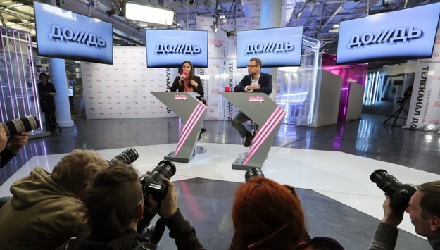 Telewizja Dożd jest niezależną rosyjską stacją, długo zwalczaną przez władze. /SERGEI CHIRIKOV /PAP/EPA