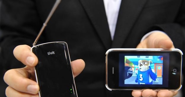 Telewizja i filmy w telefonach komórkowych są przyszłością - to oczywiste /AFP