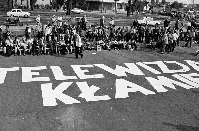 "Telewizja kłamie" - napis na chodniku podczas I Zjazdu "Solidarności". Gdańsk 1981 r. /Tadeusz Zagoździński /East News
