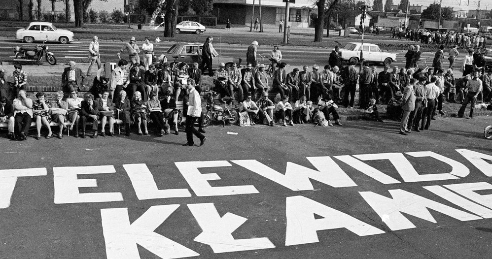 "Telewizja kłamie" - napis na chodniku podczas I Zjazdu "Solidarności". Gdańsk 1981 r. /Tadeusz Zagoździński /East News