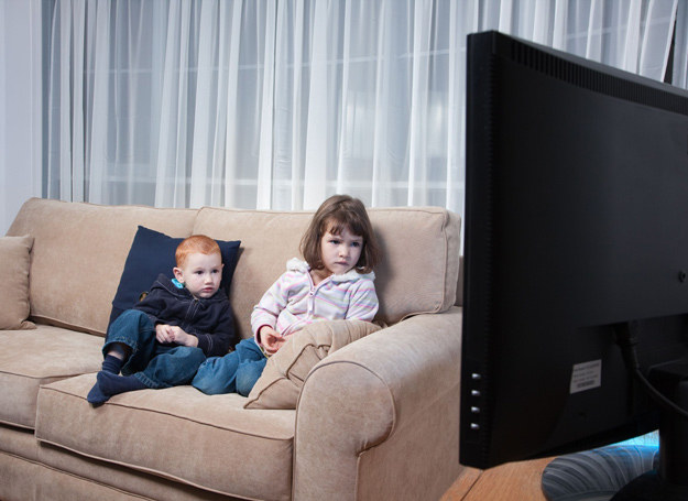 Telewizja może zahamować rozwój poznawczy przedszkolaka. /123RF/PICSEL