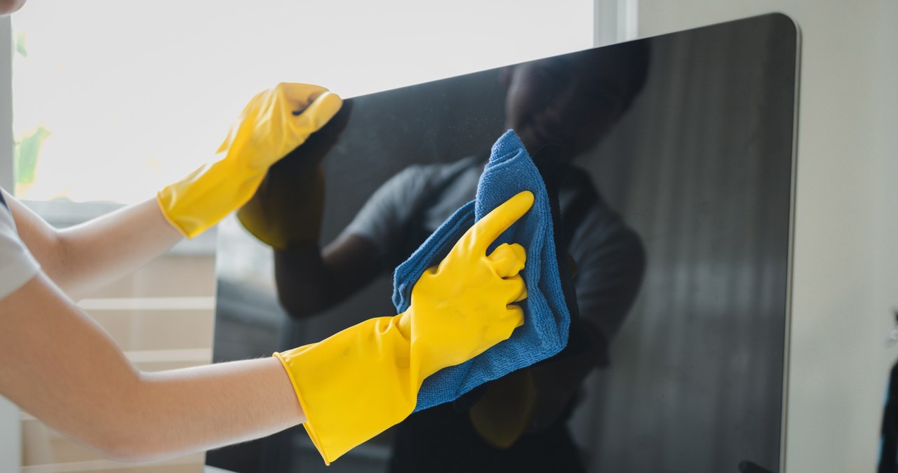 Telewizor kurzy się na potęgę, dlatego trzeba go regularnie czyścić domowymi sposobami /123RF/PICSEL