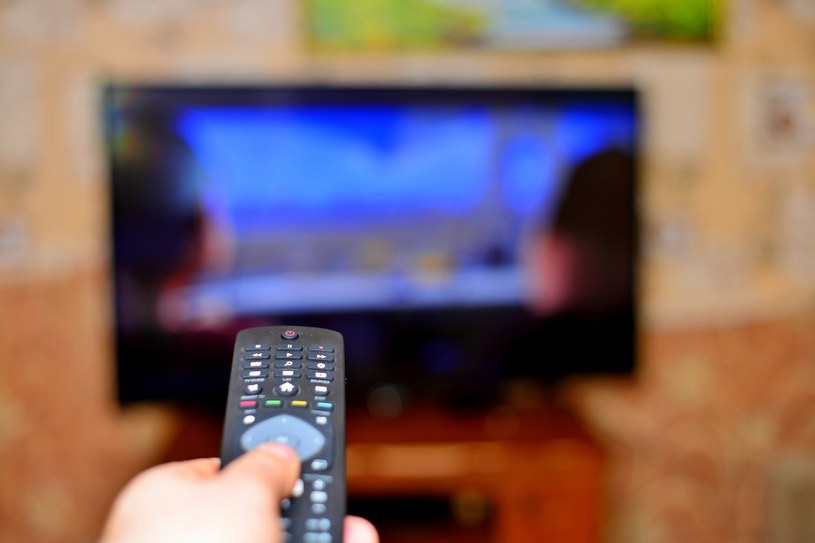 Telewizor może stanowić furtkę do domowej sieci /123RF/PICSEL