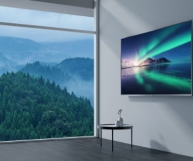 Telewizor na ścianie. Jak ukryć kable bez kucia?