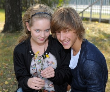 Telewizyjna popularność Kalickiej rozpoczęła się od występów w popularnym sitcomie "rodzinka.pl". Aktorka dołączyła do obsady produkcji TVP w 2011 roku jako Magda, dziewczyna granego przez Macieja Musiała Tomka.

"Znamy się od dzieciństwa. Chodziliśmy nawet do tej samej podstawówki, tyle że Maciek jest dwa lata ode mnie młodszy. Często widywaliśmy się na korytarzu" - ujawniła w rozmowie z "Tele Tygodniem".

Młodzi aktorzy często mieli do zagrania sceny miłosne. "Na początku było trochę skrępowania, ale skoro gramy parę, to wiadomo, że od czasu do czasu muszą pojawiać się sceny, w których się całujemy. Nie można wiecznie pokazywać, że trzymamy się jedynie za ręce. Taka praca i już" - skwitowała.