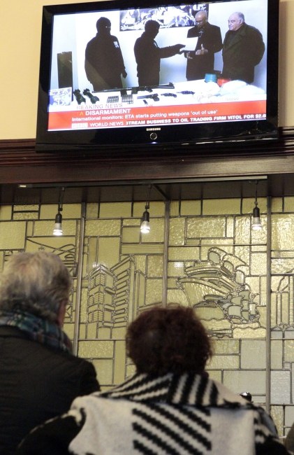 Telewizyjna relacja z rozzbrajania ETA /PAP/EPA/LUIS TEJIDO /PAP/EPA