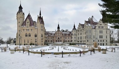 Темні коридори та святкові вогні. Відвідайте різдвяний ярмарок у цьому замку