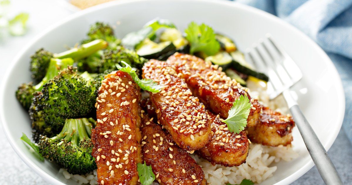 Tempeh można spożywać na surowo, ale można go też smażyć, piec, grillować czy gotować /123RF/PICSEL
