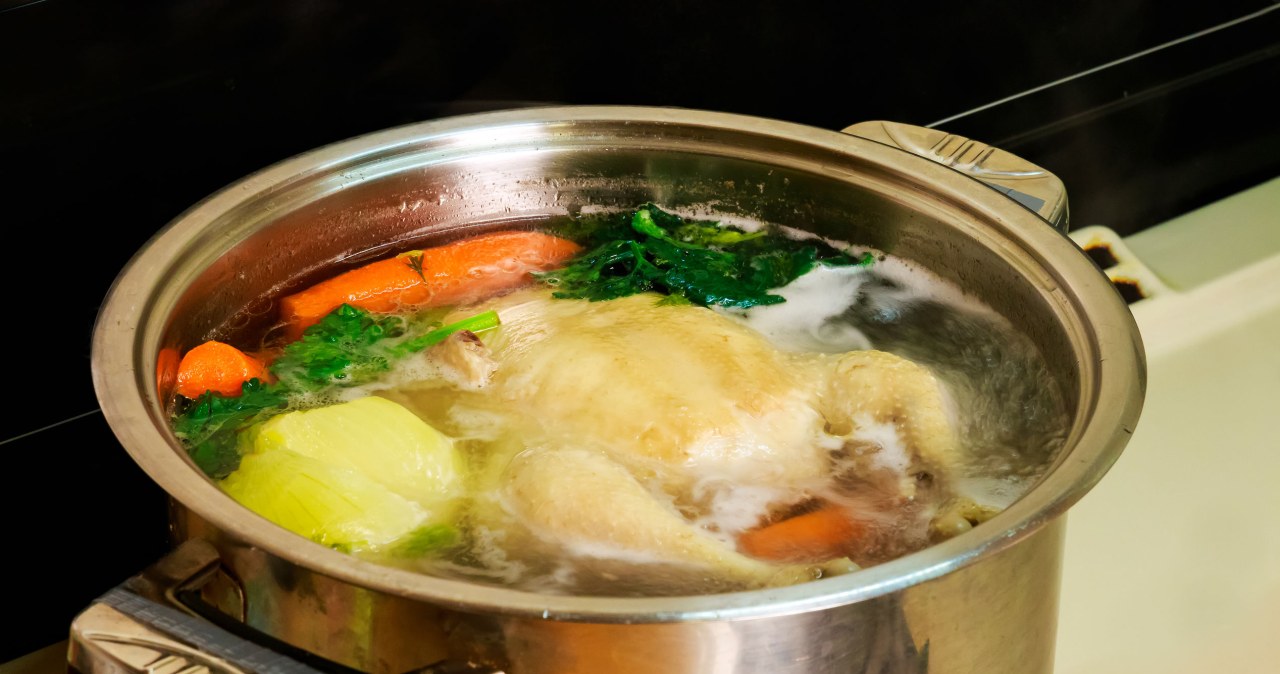 Temperatura wody jest ważna w przygotowywaniu rosołu. Odpowiednia wydobywa głębie z mięsa i warzyw. /123RF/PICSEL