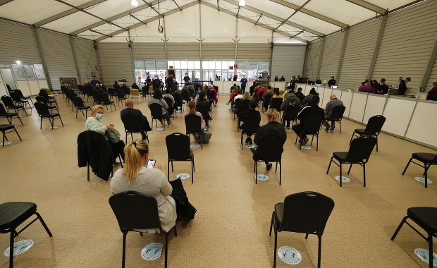 Tempo szczepień w Polsce mocno spada. Co to oznacza? 