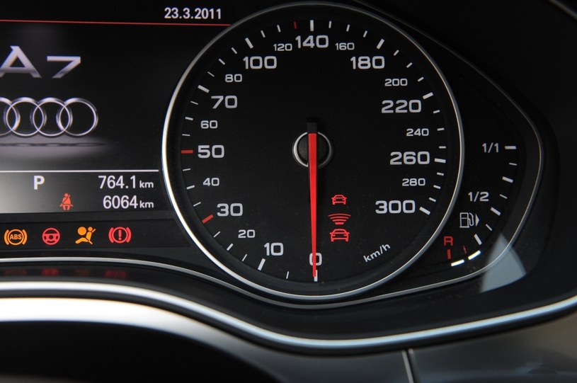 Tempomat Audi A7 potrafi utrzymywać stałą (regulowaną) odległość od poprzedzającego samochodu. Sprawdza się to zarówno na autostradzie, jak i podczas jazdy w korku. /Motor