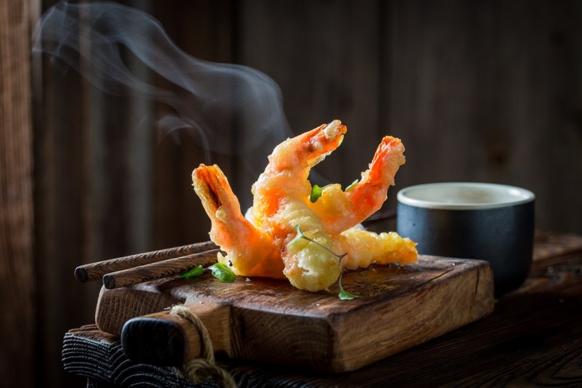 Tempura z krewetek i tempura warzywna to popularne w Japonii smażone dania /123RF/PICSEL