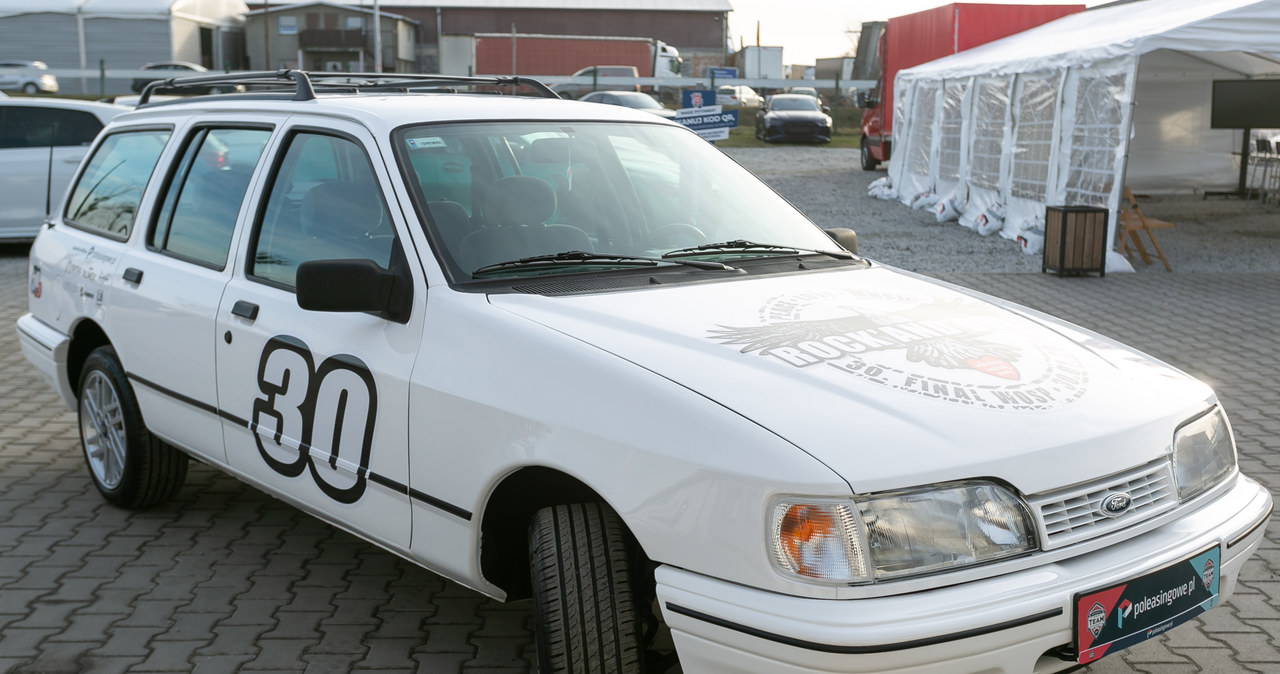 Ten 30-letni Ford Sierra trafił na licytację WOŚP. /materiały prasowe