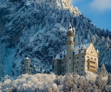 Ten bajkowy zamek warto odwiedzić w grudniu. Zimą jest tam jeszcze piękniej