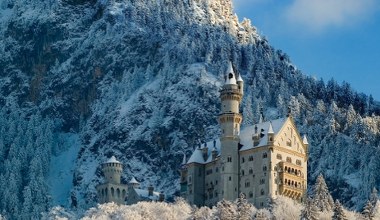 Ten bajkowy zamek warto odwiedzić w grudniu. Zimą jest tam jeszcze piękniej