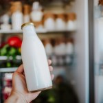 Ten błąd popełnia większość z nas. Oto, gdzie naprawdę powinno stać mleko w lodówce!