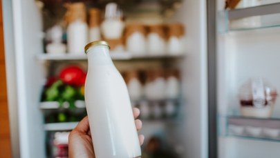 Ten błąd popełnia większość z nas. Oto, gdzie naprawdę powinno stać mleko w lodówce!
