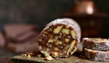 Ten deser robił furorę, gdy pojawiał się u cioci na imieninach. Przepis na ciasto salceson z PRL-u