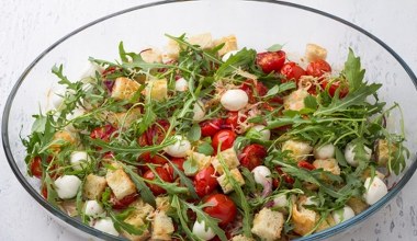 Ten dodatek zmienia wszystko. Popularna sałatka zyskuje nowy charakter