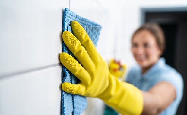 Ten domowy składnik rozjaśni fugi lepiej niż wybielacz. Efekt Cię zaskoczy