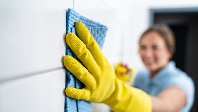 Ten domowy składnik rozjaśni fugi lepiej niż wybielacz. Efekt Cię zaskoczy