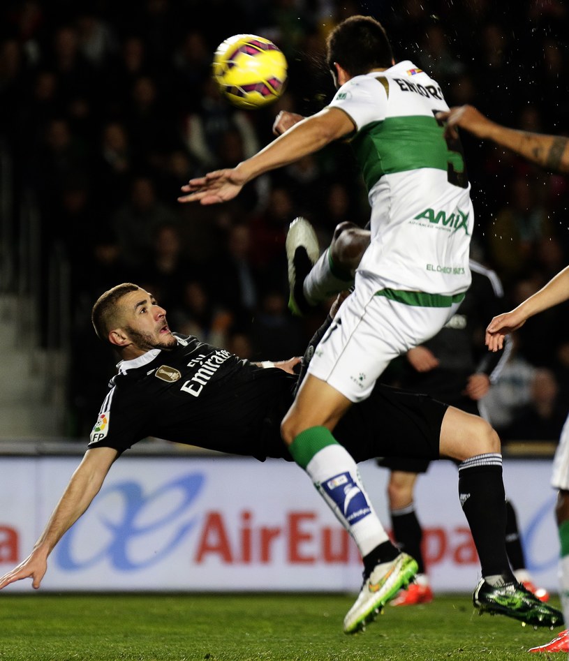 Ten gol przewrotką Benzemy nie został uznany. /AFP
