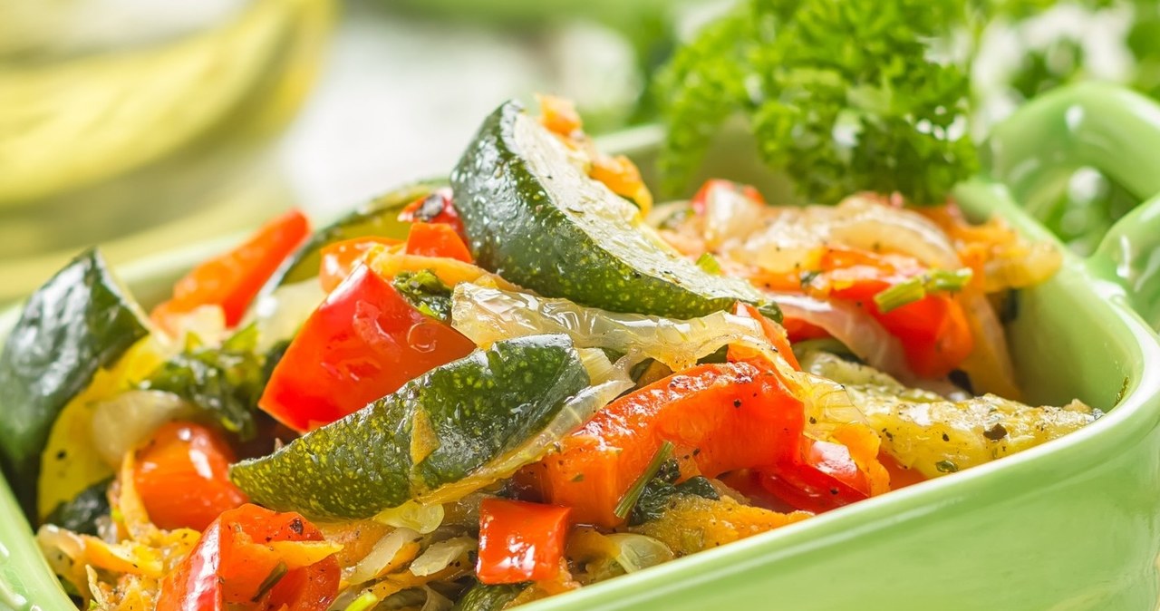 Ten gulasz zaskakuje smakiem, jest wyjątkowy /yelenayemchuk /123RF/PICSEL